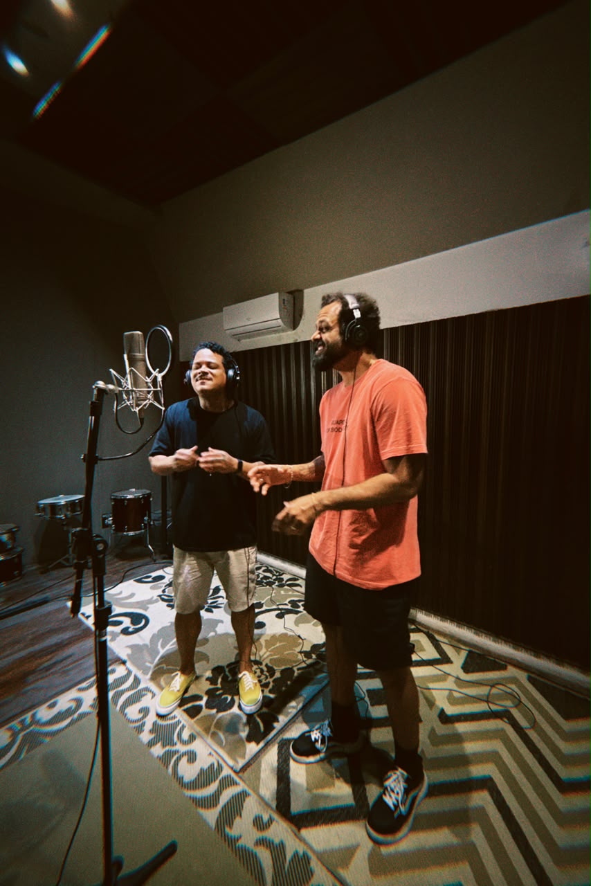 Cantores gravando vozes na cabine do CDC Estúdio
