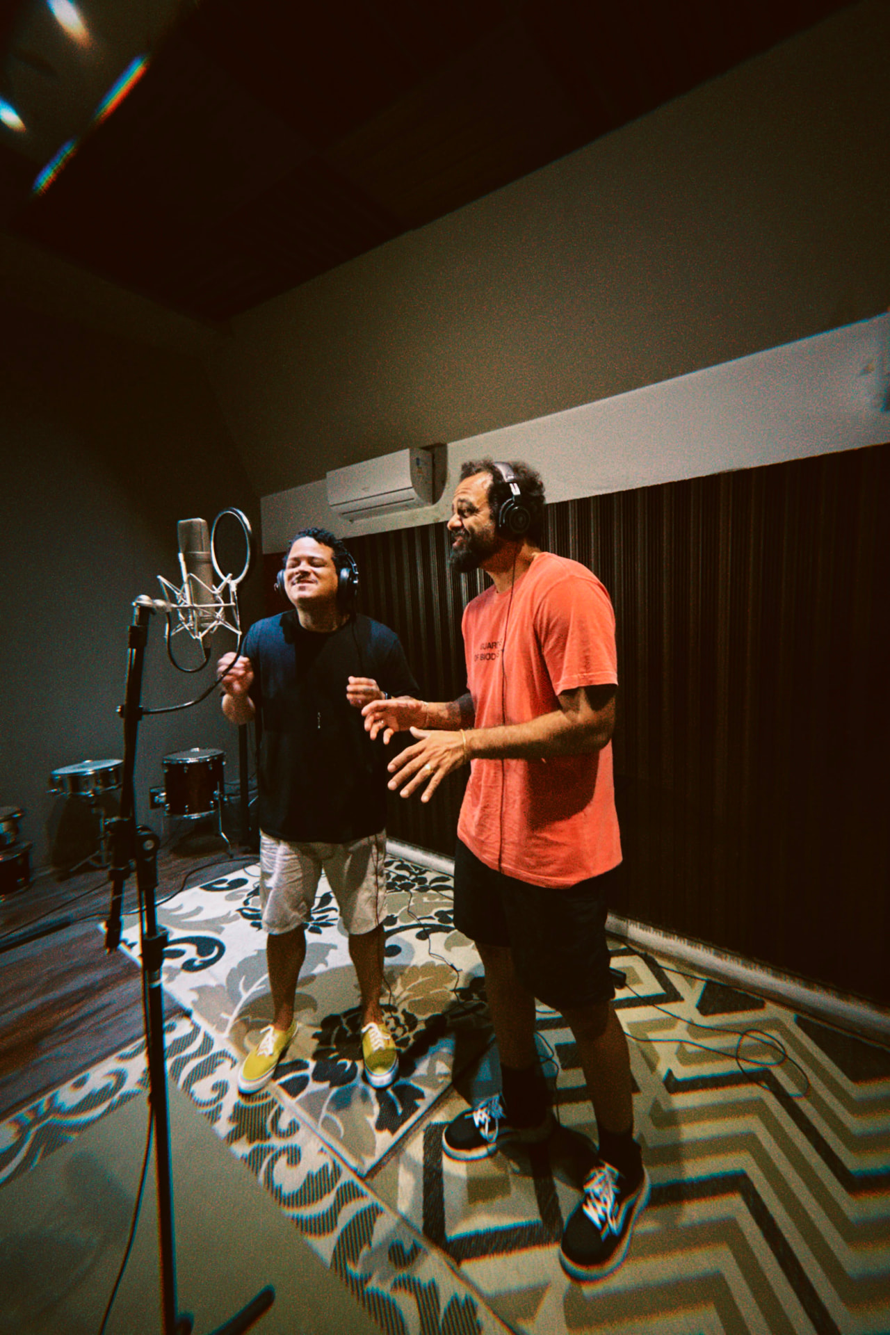 Cantores gravando vozes na cabine do CDC Estúdio