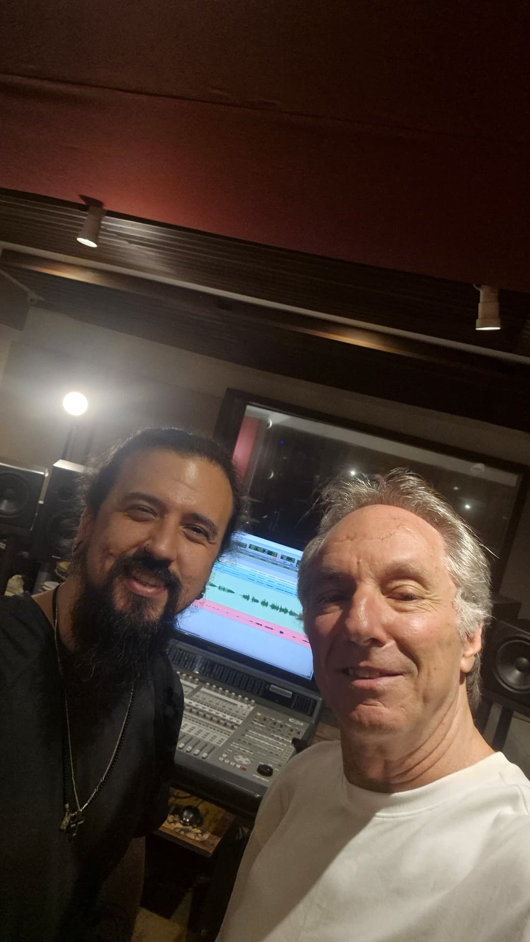 Produtor e artista na sala de controle do CDC Estúdio