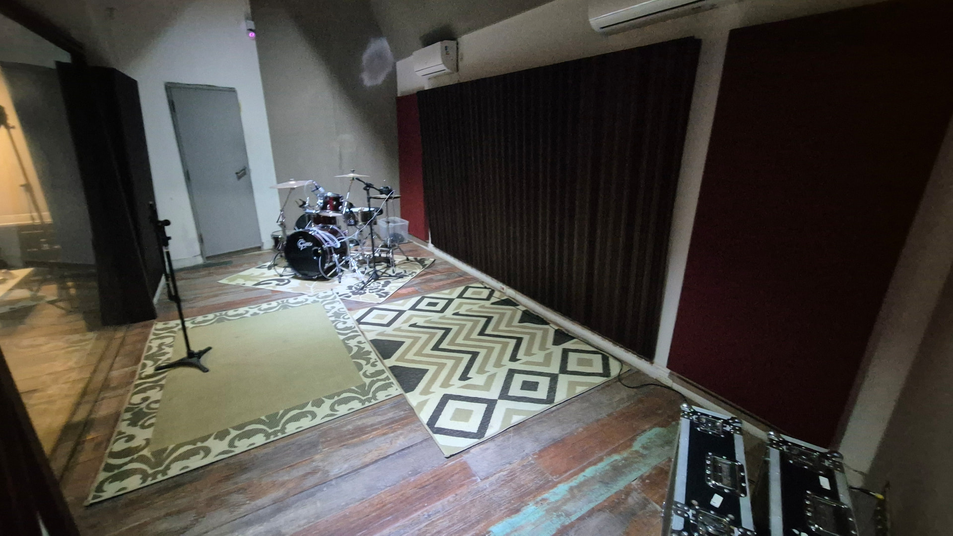 Sala de ensaio do CDC Estúdio com bateria montada